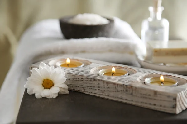 Zusammensetzung der Wellness-Behandlung auf dem Tisch bunten Hintergrund — Stockfoto