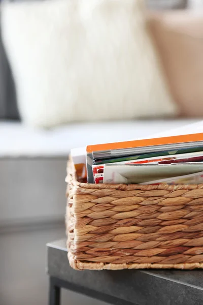 Журналы в корзине на столе в гостиной, закрыть — стоковое фото