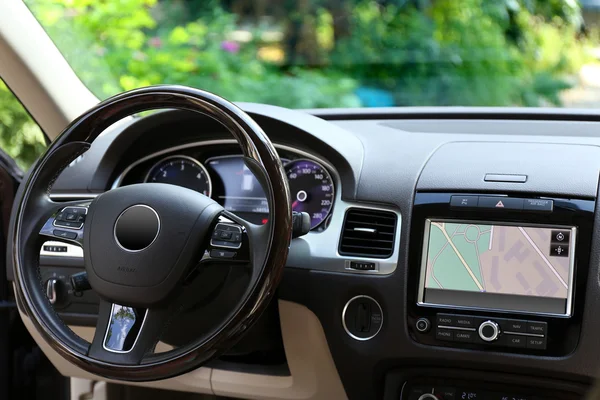 Carro moderno iluminado painel e volante — Fotografia de Stock