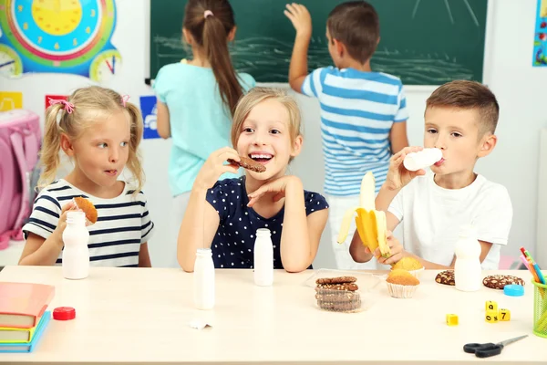 Söta barn vid lunchtid — Stockfoto