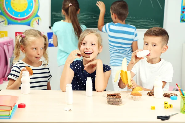 Bambini carini all'ora di pranzo — Foto Stock