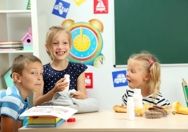 Schattige kinderen op lunch moment — Stockfoto