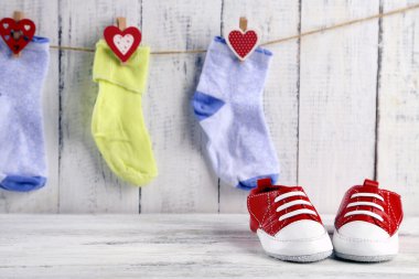 Şirin bebek ayakkabılarını ve çoraplarını ahşap arka plan üzerinde
