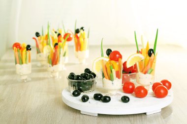 Aperatif sebzelerin cam perdeleri arka plan üzerinde ahşap masa üzerinde