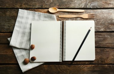 ahşap arka plan üzerine açık tarif kitabı