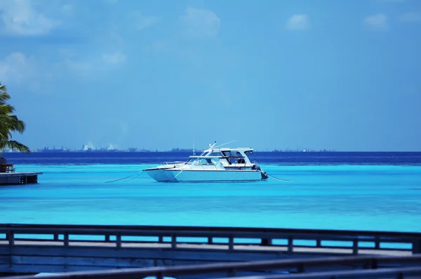 Yacht over ocean water — Stock Photo, Image