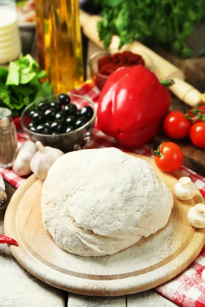 Voedselingrediënten voor pizza op tafel close-up — Stockfoto