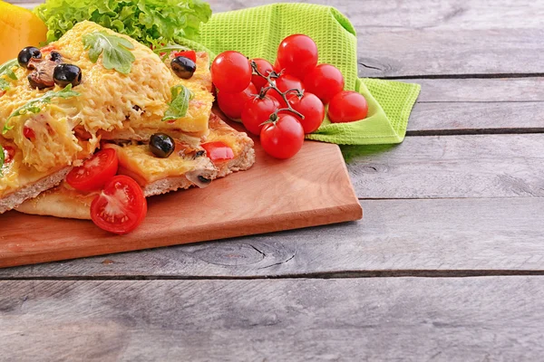 Läcker hemlagad pizza på tabell närbild — Stockfoto