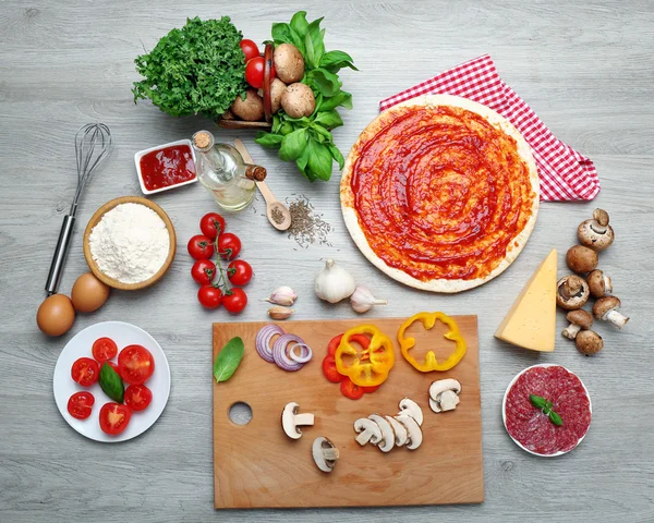 Přísady potravin pro pizzu na stole zblízka — Stock fotografie