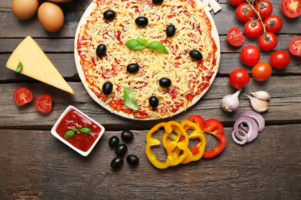 Ingredienti alimentari per pizza in tavola da vicino — Foto Stock