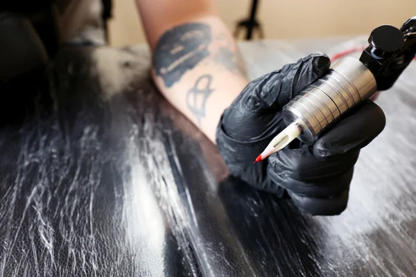Tattoo artist at work close up — Stock Photo, Image