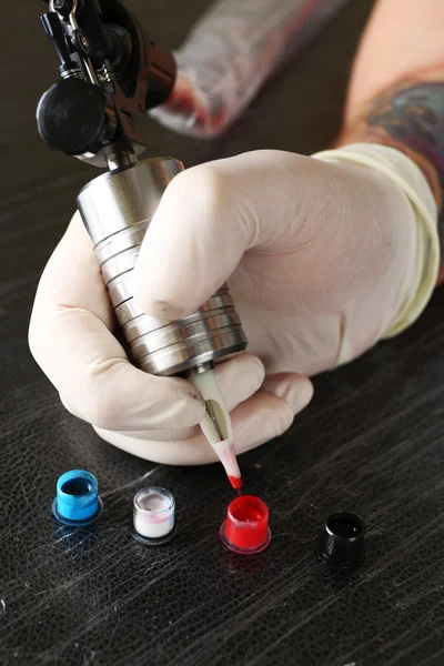 Tatuaje artista en el trabajo de cerca — Foto de Stock