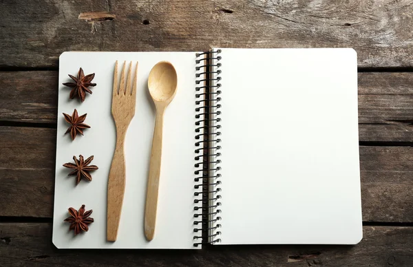 Open receptenboek op houten achtergrond — Stockfoto