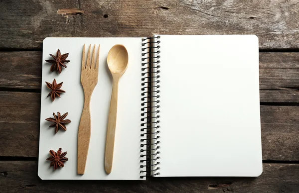 Libro de recetas abierto sobre fondo de madera — Foto de Stock