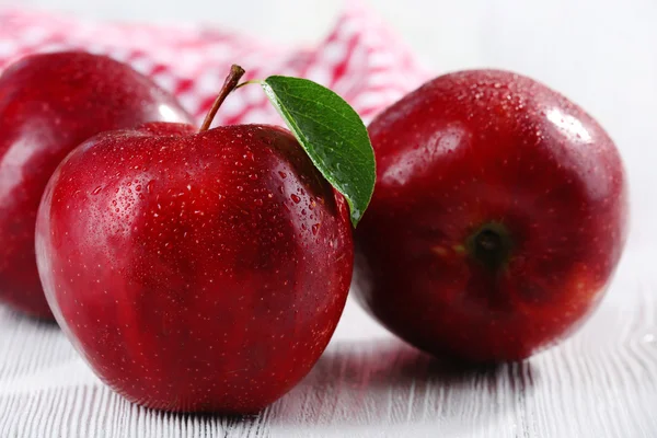 Ripe red apples on table close up — Stock Photo, Image