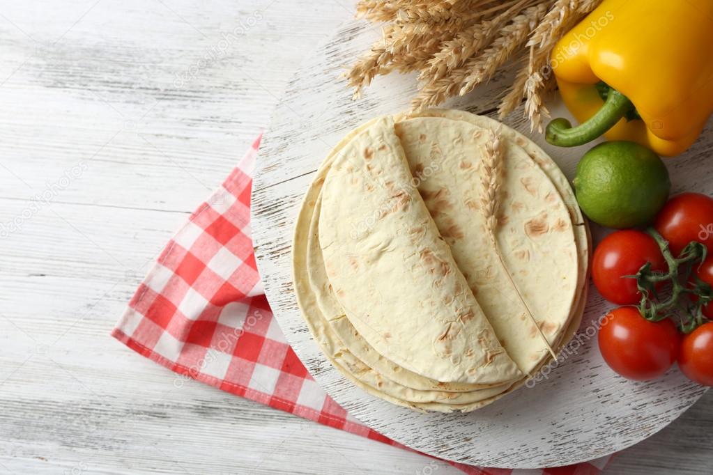Montón de tortilla casera de harina de trigo integral y verduras en la