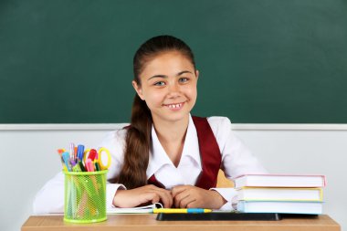 Blackboard yakınındaki sınıfta güzel liseli kızlar