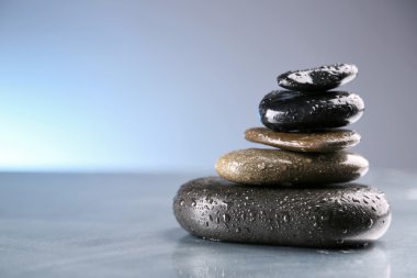 Islak spa taş yığını