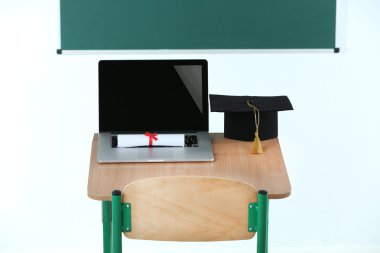 Dizüstü bilgisayar, ana hat ve diploma sınıf ile okul Masası
