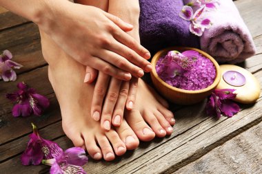 spa pedikür yordamı ayaklarına