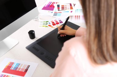 Grafik tablet üzerinde çizim sanatçı
