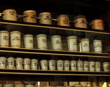 Dükkanda ahşap raflardaki kavanoz