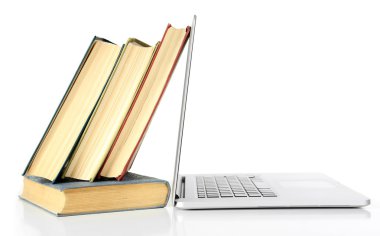 Dizüstü bilgisayar ile kitap yığını