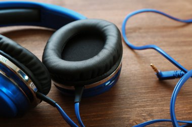 Kulaklıklar ahşap arka planda