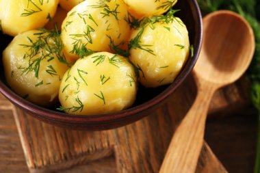 Masada bir kapta yeşillikleri ile haşlanmış patates yakın çekim