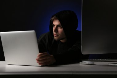 Hacker bilgisayar ve laptop koyu arka plan 