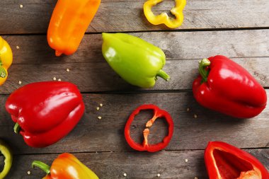 Rustik ahşap masa, üstten görünüm üzerinde renkli biber