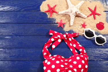 Tahta arka planda yaz aksesuarları