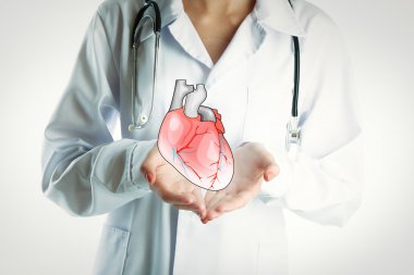 Doktor kalbi tutuyor.