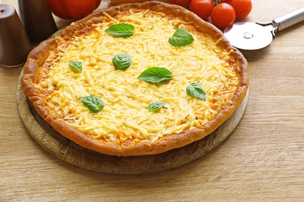 Ost pizza med grönsaker på bordet på nära håll — Stockfoto