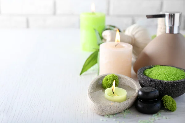 Bela composição de tratamento de spa na mesa de madeira branca — Fotografia de Stock