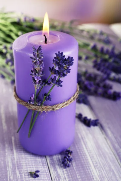 Bougie avec des fleurs de lavande sur la table close up — Photo