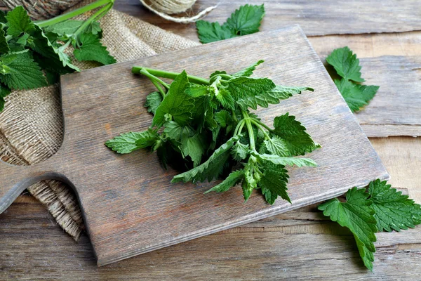 Leaves of lemon balm on wooden table, closeup — Stock Photo, Image