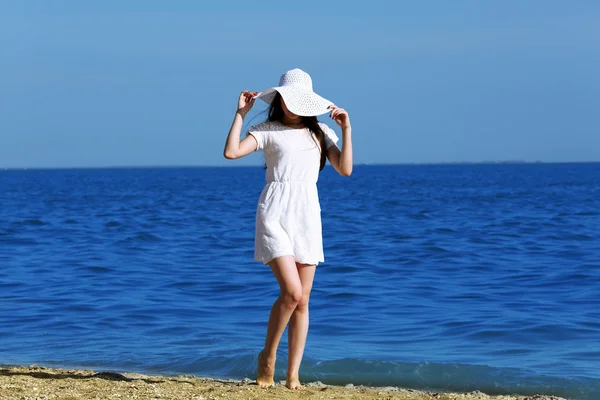 Mujer bonita caminando en la playa —  Fotos de Stock