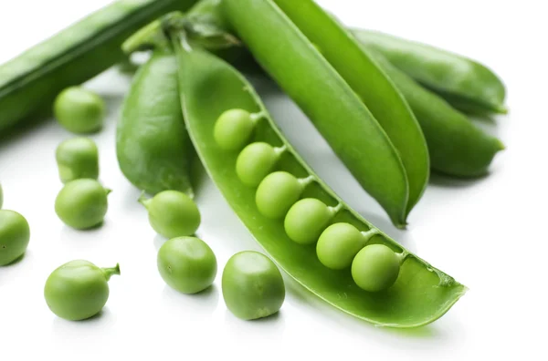 Guisantes verdes frescos aislados sobre blanco — Foto de Stock