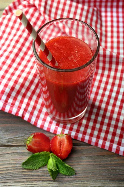 Vaso de batido de fresa con bayas en la mesa de cerca —  Fotos de Stock