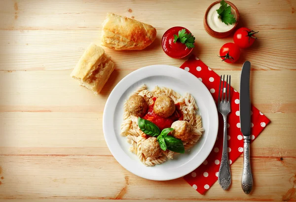 Pasta med köttbullar på tallriken — Stockfoto