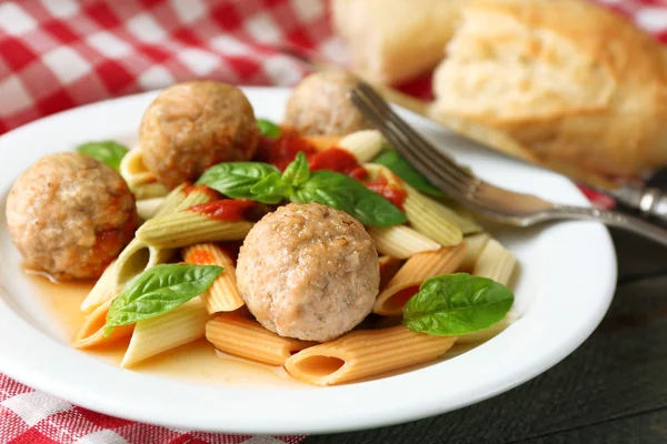 Nudeln mit Frikadellen auf Teller — Stockfoto