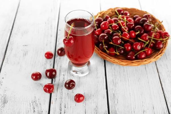 Bicchiere di succo fresco con ciliegie — Foto Stock