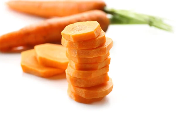 Нарезанная морковь, изолированная на белом — стоковое фото