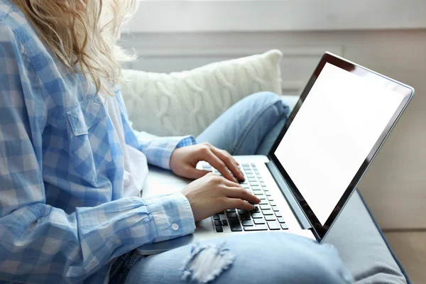 Dizüstü bilgisayar, kapalı kullanan kadın