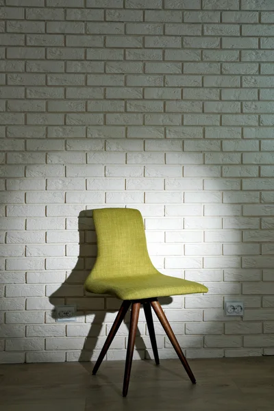 Moderne stoel op bakstenen muur achtergrond — Stockfoto
