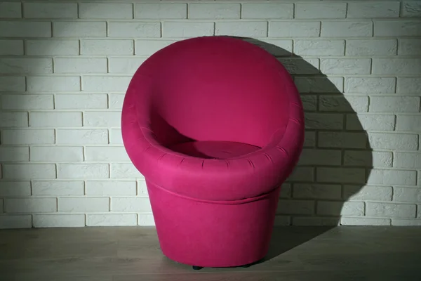 Cadeira moderna no fundo da parede de tijolo — Fotografia de Stock