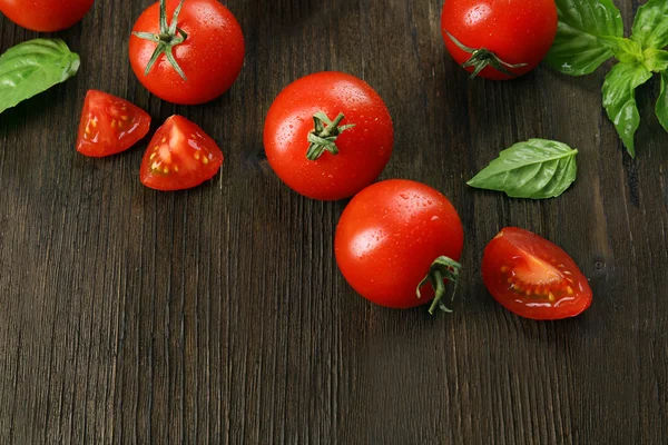 Fresh tomatoes with basil — Stock Photo, Image