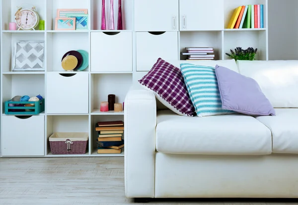 Salón blanco con sofá y librería — Foto de Stock