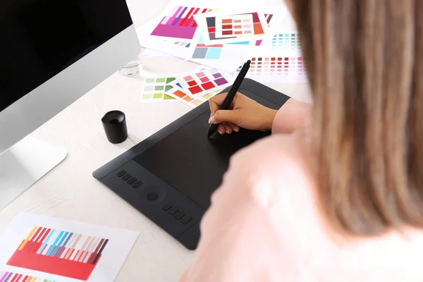 Artist drawing on graphic tablet — Stock Photo, Image